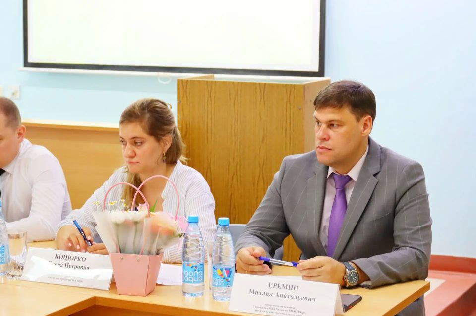 Заместитель начальника УМВД России по ХМАО – Югре принял экзамен у выпускников Высшей школы права ЮГУ Заместитель начальника УМВД России по ХМАО – Югре принял экзамен у выпускников Высшей школы права ЮГУ