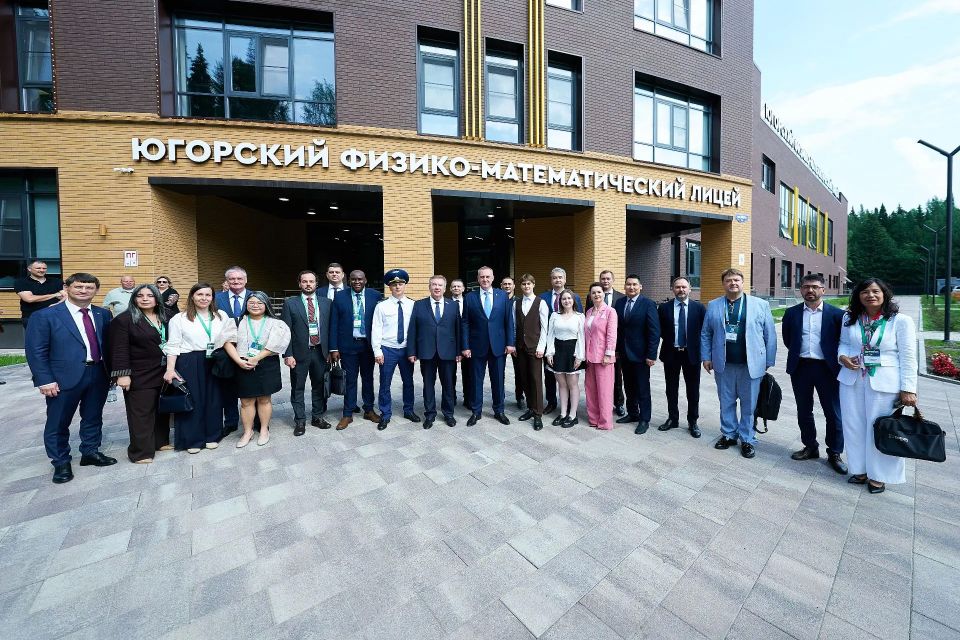 В Ханты-Мансийске открыли новое здание Югорского физико-математического лицея В Ханты-Мансийске открыли новое здание Югорского физико-математического лицея