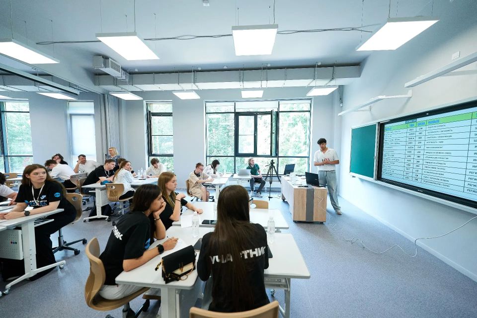 В Ханты-Мансийске открыли новое здание Югорского физико-математического лицея В Ханты-Мансийске открыли новое здание Югорского физико-математического лицея