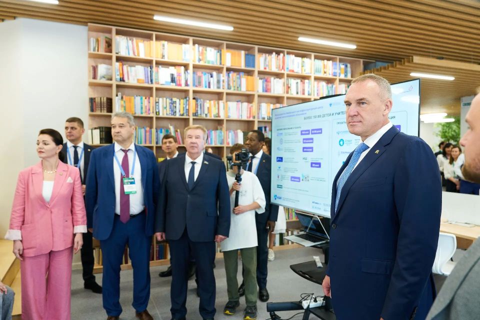В Ханты-Мансийске открыли новое здание Югорского физико-математического лицея В Ханты-Мансийске открыли новое здание Югорского физико-математического лицея