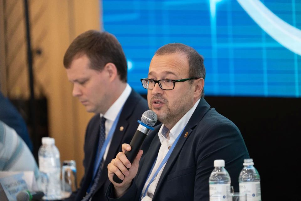 Принял участие в круглом столе: «Внедрение технологий ИИ в субъектах УрФО: от пилотов к масштабированию» – одной из площадок Международного IT-Форума с участием стран БРИКС и ШОС, проходящего сейчас в Ханты-Мансийске Принял участие в круглом столе: «Внедрение технологий ИИ в субъектах УрФО: от пилотов к масштабированию» – одной из площадок Международного IT-Форума с участием стран БРИКС и ШОС, проходящего сейчас в Ханты-Мансийске