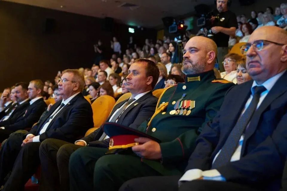 Руслан Кухарук: В преддверии Дня медицинского работника на форуме «Победившие болезнь» в Сургуте вручил окружные награды тем, кто ежедневно заботится о здоровье жителей Югры Руслан Кухарук: В преддверии Дня медицинского работника на форуме «Победившие болезнь» в Сургуте вручил окружные награды тем, кто ежедневно заботится о здоровье жителей Югры