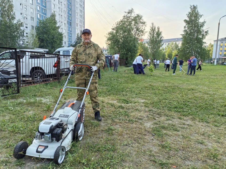 Жители Нижневартовска вышли на покос, чтобы уменьшить количество мошек и комаров Жители Нижневартовска вышли на покос, чтобы уменьшить количество мошек и комаров