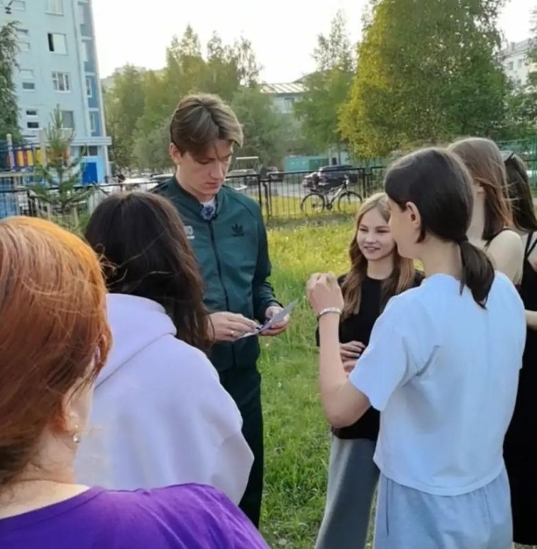 Жители Нижневартовска вышли на покос, чтобы уменьшить количество мошек и комаров Жители Нижневартовска вышли на покос, чтобы уменьшить количество мошек и комаров
