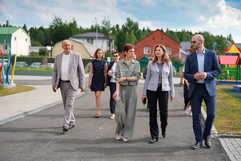 Депутат Государственной Думы Ольга Ануфриева, а также депутаты Думы города Ханты-Мансийска в составе двух комитетов - по социальной политике и городскому хозяйству - посетили объекты «Народной программы «Единой России»:... Депутат Государственной Думы Ольга Ануфриева, а также депутаты Думы города Ханты-Мансийска в составе двух комитетов - по социальной политике и городскому хозяйству - посетили объекты «Народной программы «Единой России»:...