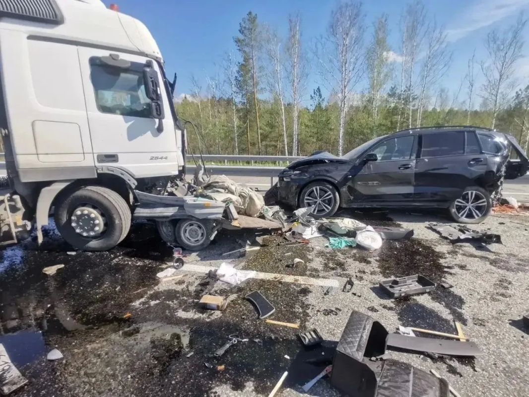 Водитель фуры сбил троих человек на трассе Тюмень — Ханты-Мансийск Водитель фуры сбил троих человек на трассе Тюмень — Ханты-Мансийск