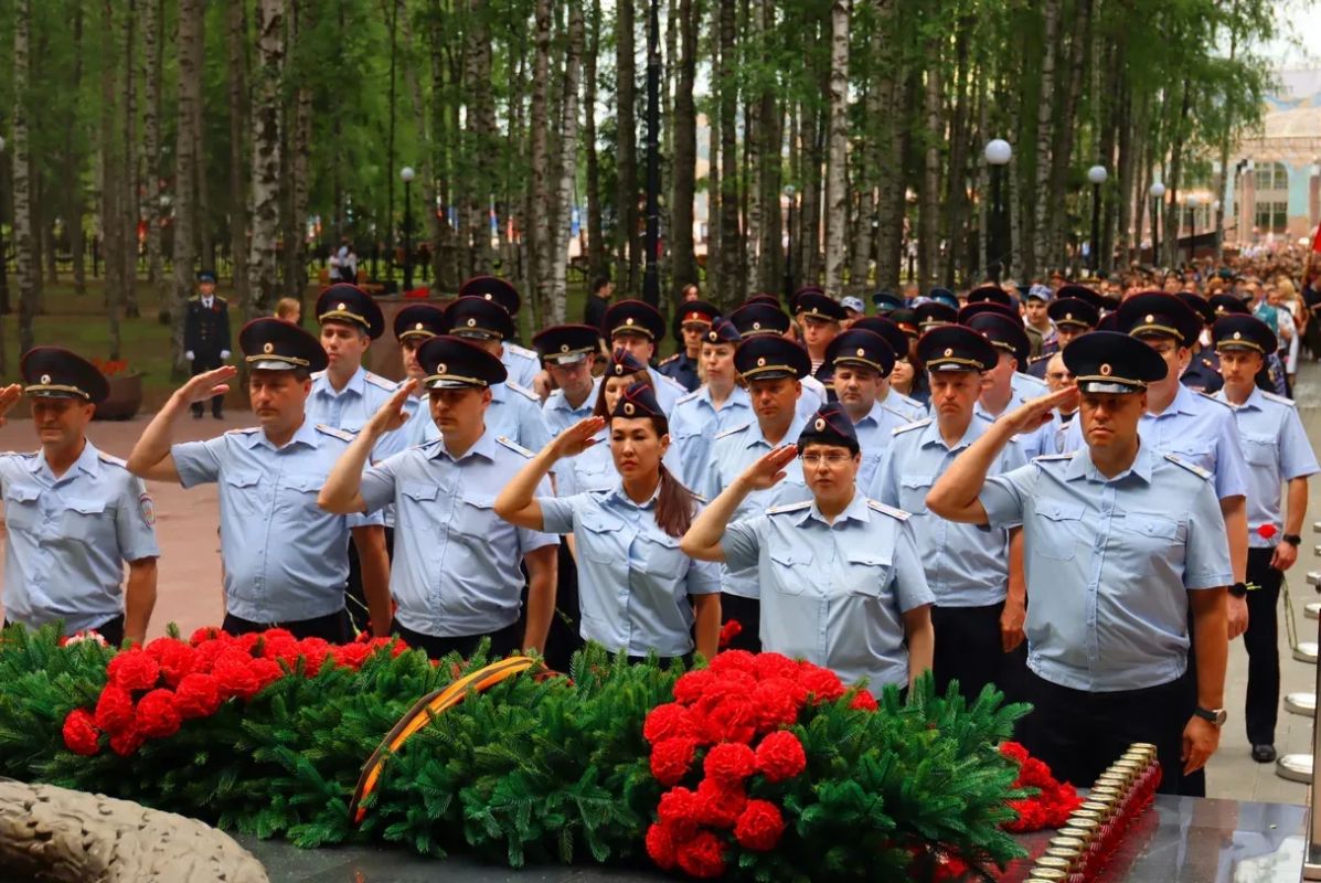Полицейские Югры и учащиеся полицейских классов ХантыМансийска почтили память павших в Великой Отечественной войне Полицейские Югры и учащиеся полицейских классов ХантыМансийска почтили память павших в Великой Отечественной войне
