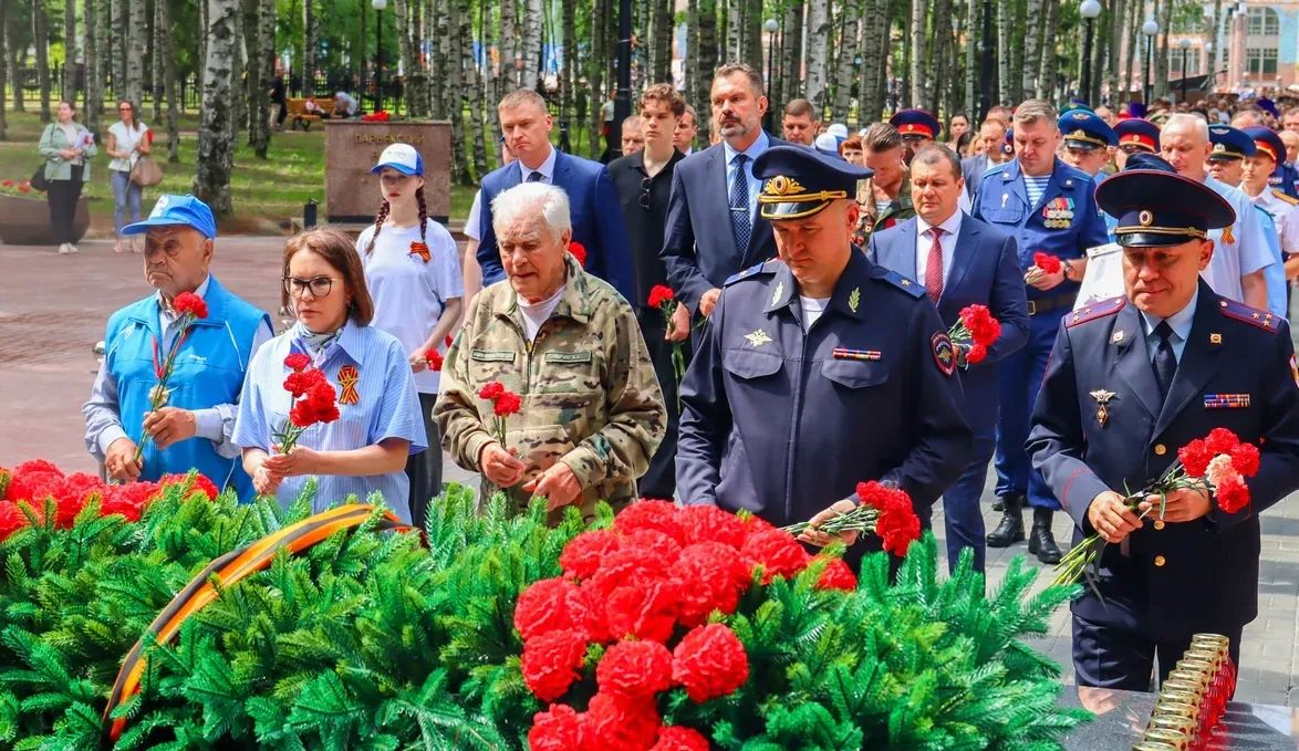Полицейские Югры и учащиеся полицейских классов ХантыМансийска почтили память павших в Великой Отечественной войне Полицейские Югры и учащиеся полицейских классов ХантыМансийска почтили память павших в Великой Отечественной войне