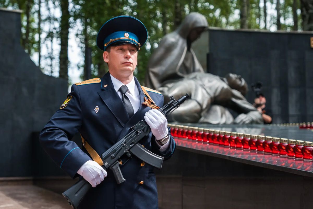 Югра помнит. В Ханты-Мансийске возложили цветы у мемориала Славы в память о тех, кто не вернулся с полей сражений Великой Отечественной войны Югра помнит. В Ханты-Мансийске возложили цветы у мемориала Славы в память о тех, кто не вернулся с полей сражений Великой Отечественной войны