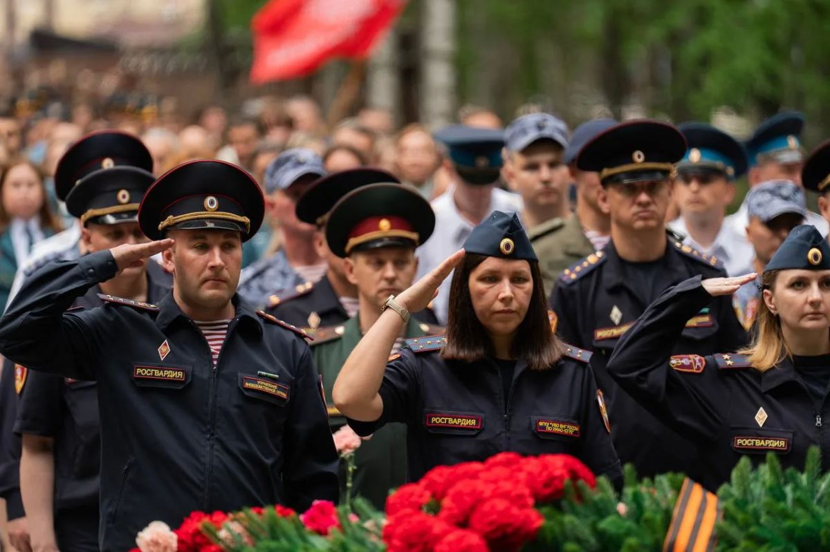 Единороссы Югры в День памяти и скорби почтили память героев Великой Отечественной войны Единороссы Югры в День памяти и скорби почтили память героев Великой Отечественной войны