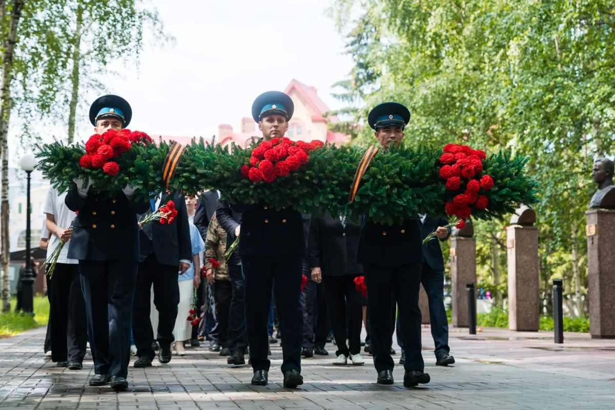 Югра помнит. В Ханты-Мансийске возложили цветы у мемориала Славы в память о тех, кто не вернулся с полей сражений Великой Отечественной войны Югра помнит. В Ханты-Мансийске возложили цветы у мемориала Славы в память о тех, кто не вернулся с полей сражений Великой Отечественной войны