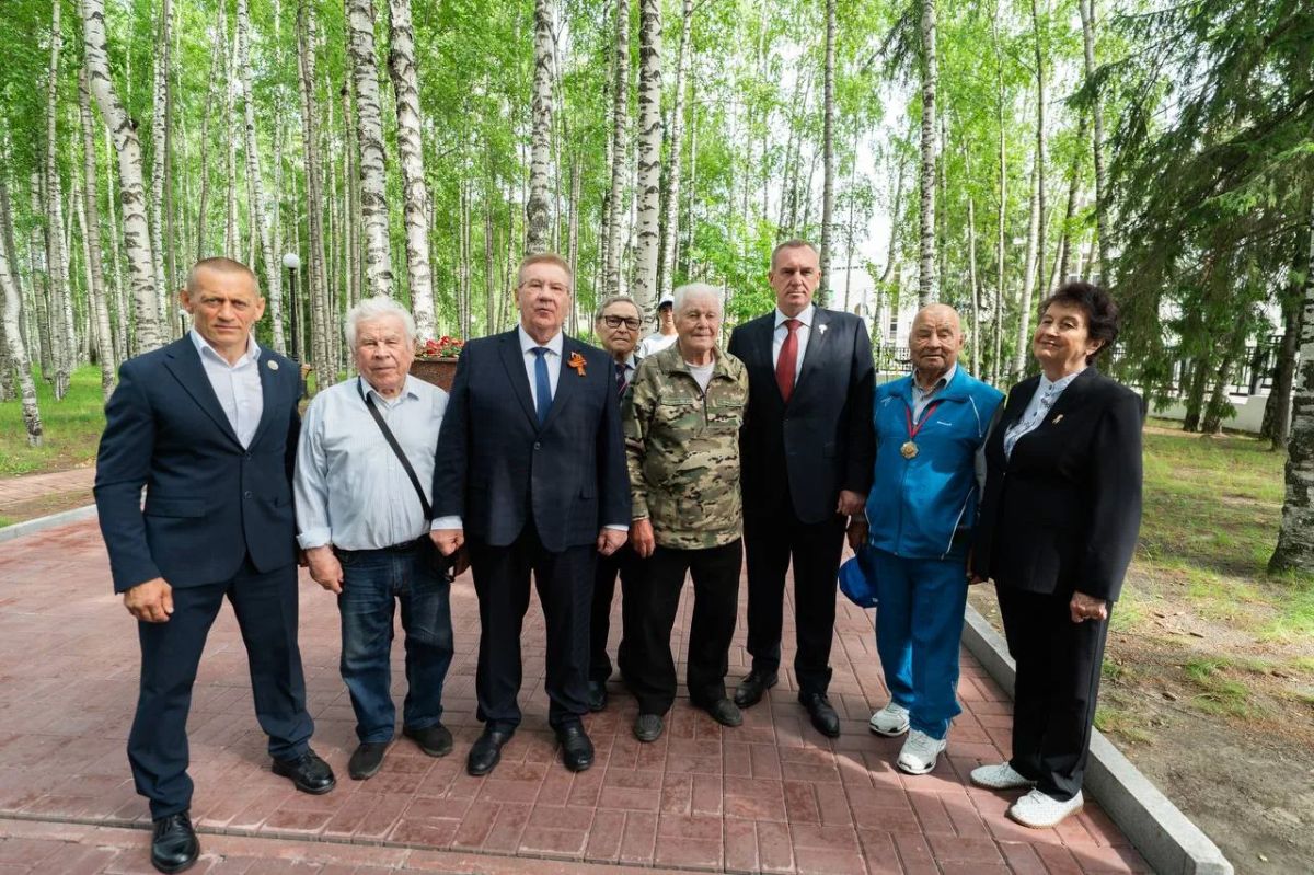 Единороссы Югры в День памяти и скорби почтили память героев Великой Отечественной войны Единороссы Югры в День памяти и скорби почтили память героев Великой Отечественной войны