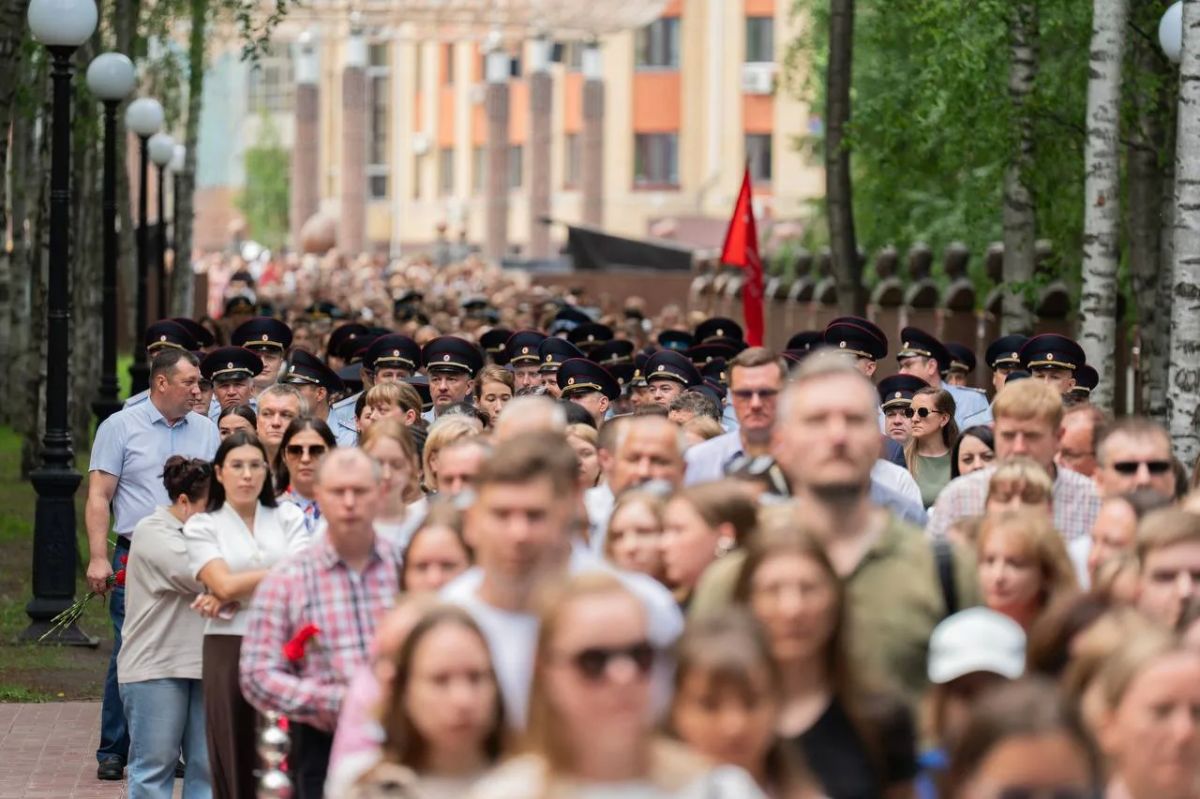 Единороссы Югры в День памяти и скорби почтили память героев Великой Отечественной войны Единороссы Югры в День памяти и скорби почтили память героев Великой Отечественной войны