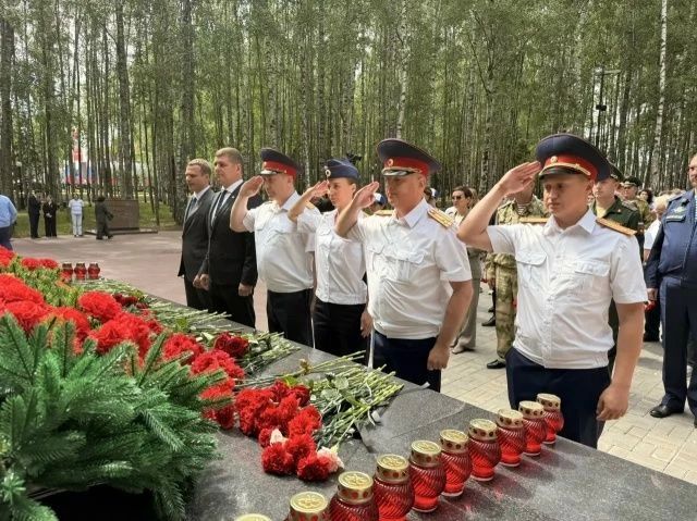 В День памяти и скорби руководство и сотрудники следственного управления приняли участие в памятных мероприятиях, состоявшихся в Ханты-Мансийске В День памяти и скорби руководство и сотрудники следственного управления приняли участие в памятных мероприятиях, состоявшихся в Ханты-Мансийске