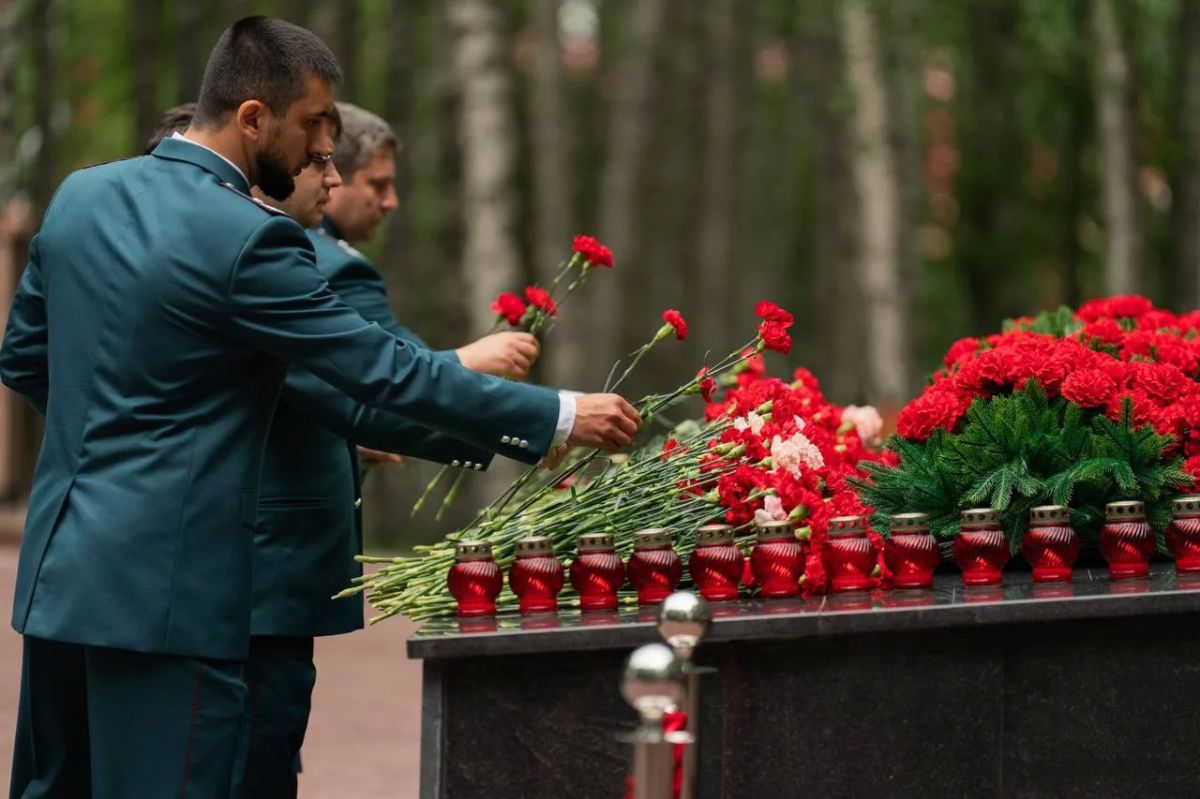 Единороссы Югры в День памяти и скорби почтили память героев Великой Отечественной войны Единороссы Югры в День памяти и скорби почтили память героев Великой Отечественной войны