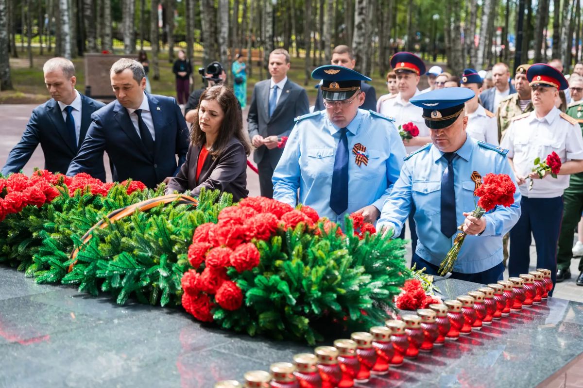 Югра помнит. В Ханты-Мансийске возложили цветы у мемориала Славы в память о тех, кто не вернулся с полей сражений Великой Отечественной войны Югра помнит. В Ханты-Мансийске возложили цветы у мемориала Славы в память о тех, кто не вернулся с полей сражений Великой Отечественной войны