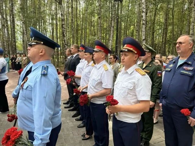 В День памяти и скорби руководство и сотрудники следственного управления приняли участие в памятных мероприятиях, состоявшихся в Ханты-Мансийске В День памяти и скорби руководство и сотрудники следственного управления приняли участие в памятных мероприятиях, состоявшихся в Ханты-Мансийске