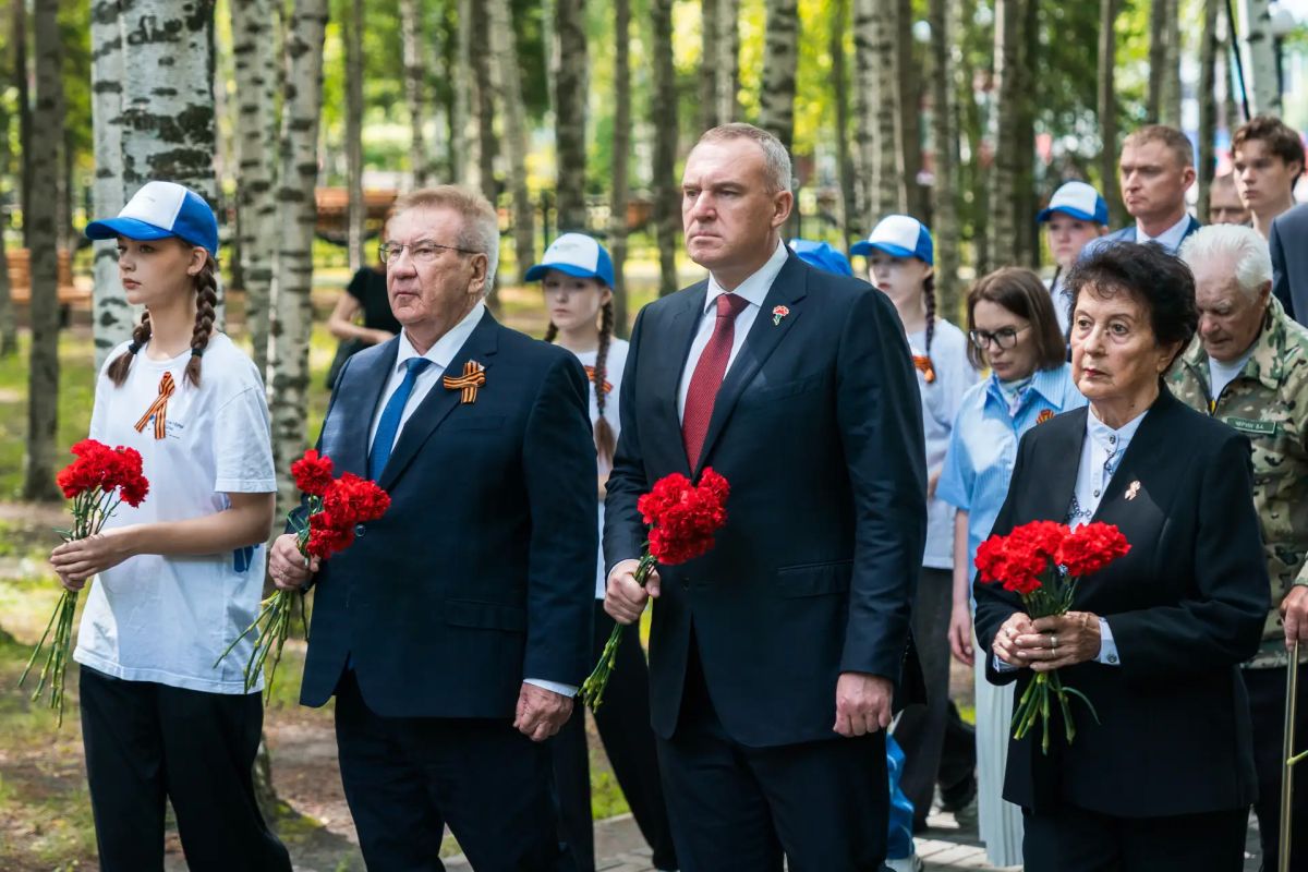 Югра помнит. В Ханты-Мансийске возложили цветы у мемориала Славы в память о тех, кто не вернулся с полей сражений Великой Отечественной войны Югра помнит. В Ханты-Мансийске возложили цветы у мемориала Славы в память о тех, кто не вернулся с полей сражений Великой Отечественной войны