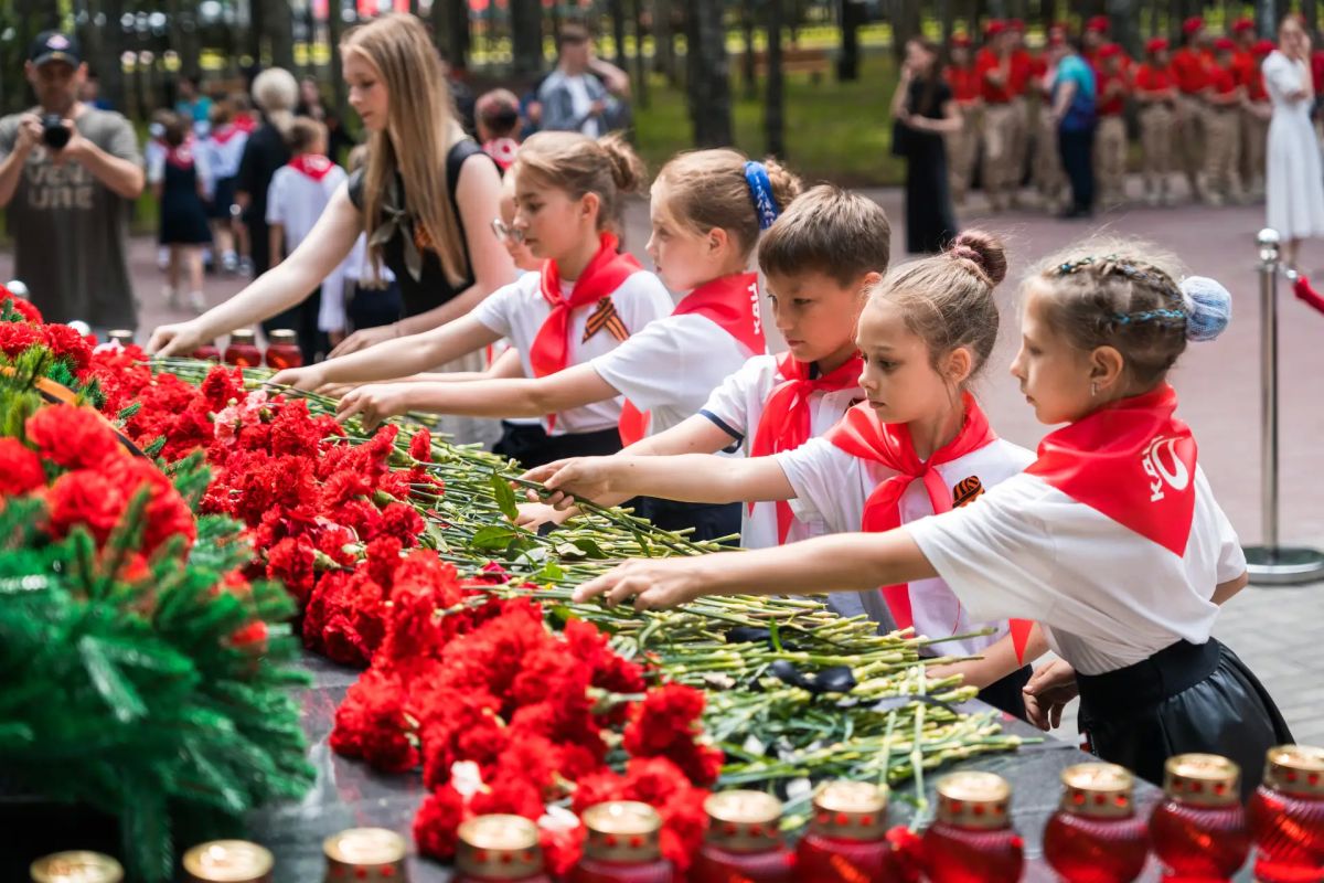 Югра помнит. В Ханты-Мансийске возложили цветы у мемориала Славы в память о тех, кто не вернулся с полей сражений Великой Отечественной войны Югра помнит. В Ханты-Мансийске возложили цветы у мемориала Славы в память о тех, кто не вернулся с полей сражений Великой Отечественной войны