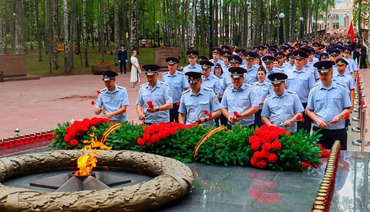 Полицейские Югры и учащиеся полицейских классов ХантыМансийска почтили память павших в Великой Отечественной войне Полицейские Югры и учащиеся полицейских классов ХантыМансийска почтили память павших в Великой Отечественной войне