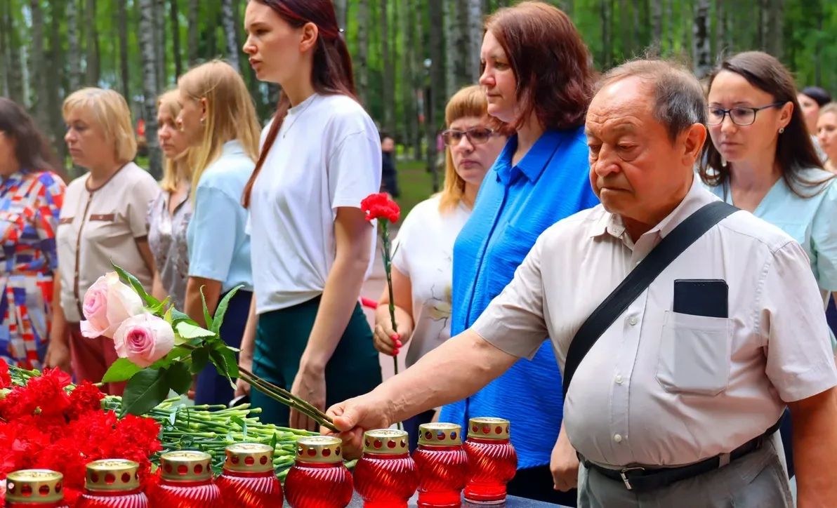 Полицейские Югры и учащиеся полицейских классов ХантыМансийска почтили память павших в Великой Отечественной войне Полицейские Югры и учащиеся полицейских классов ХантыМансийска почтили память павших в Великой Отечественной войне
