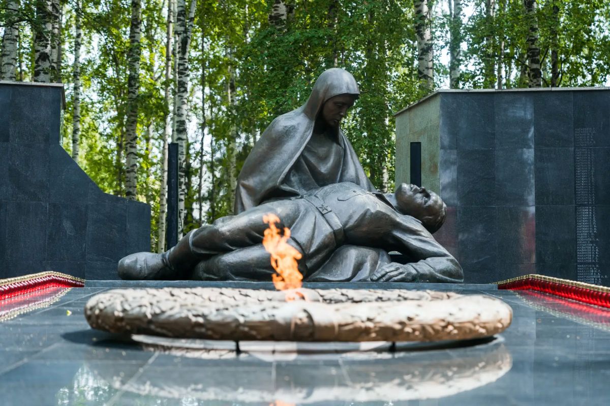 Югра помнит. В Ханты-Мансийске возложили цветы у мемориала Славы в память о тех, кто не вернулся с полей сражений Великой Отечественной войны Югра помнит. В Ханты-Мансийске возложили цветы у мемориала Славы в память о тех, кто не вернулся с полей сражений Великой Отечественной войны