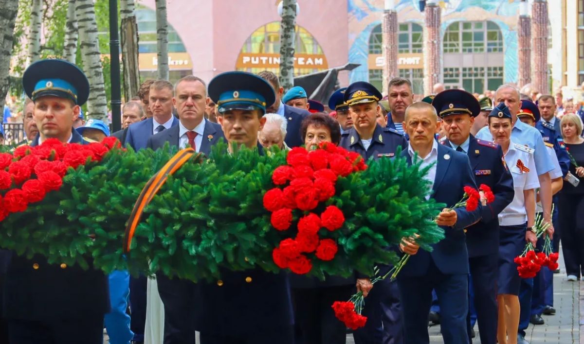 Полицейские Югры и учащиеся полицейских классов ХантыМансийска почтили память павших в Великой Отечественной войне Полицейские Югры и учащиеся полицейских классов ХантыМансийска почтили память павших в Великой Отечественной войне