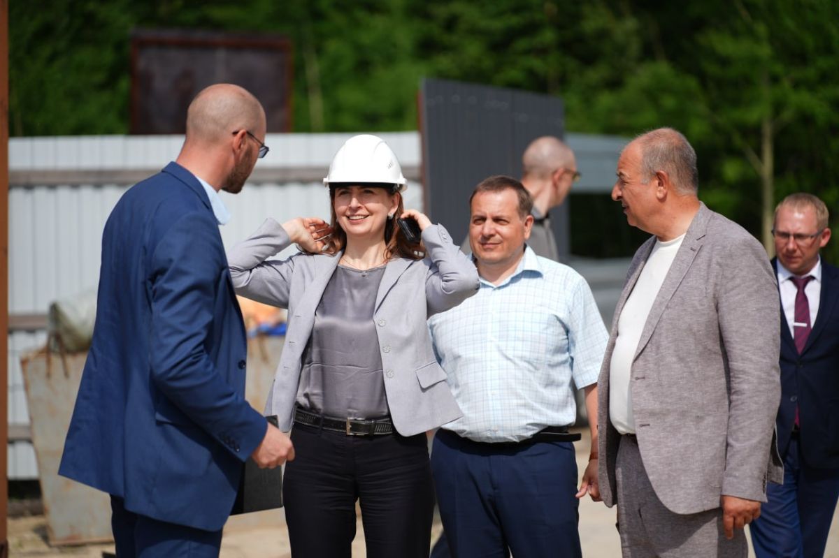 Вместе с почетным гостем Ханты-Мансийска, депутатом Государственной думы Ольгой Ануфриевой депутаты Думы города, работающие в составе комитета по социальной политике и комитета по городскому хозяйству, посетили еще один... Вместе с почетным гостем Ханты-Мансийска, депутатом Государственной думы Ольгой Ануфриевой депутаты Думы города, работающие в составе комитета по социальной политике и комитета по городскому хозяйству, посетили еще один...