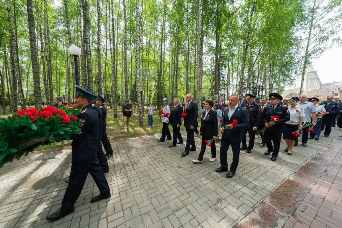 Единороссы Югры в День памяти и скорби почтили память героев Великой Отечественной войны Единороссы Югры в День памяти и скорби почтили память героев Великой Отечественной войны