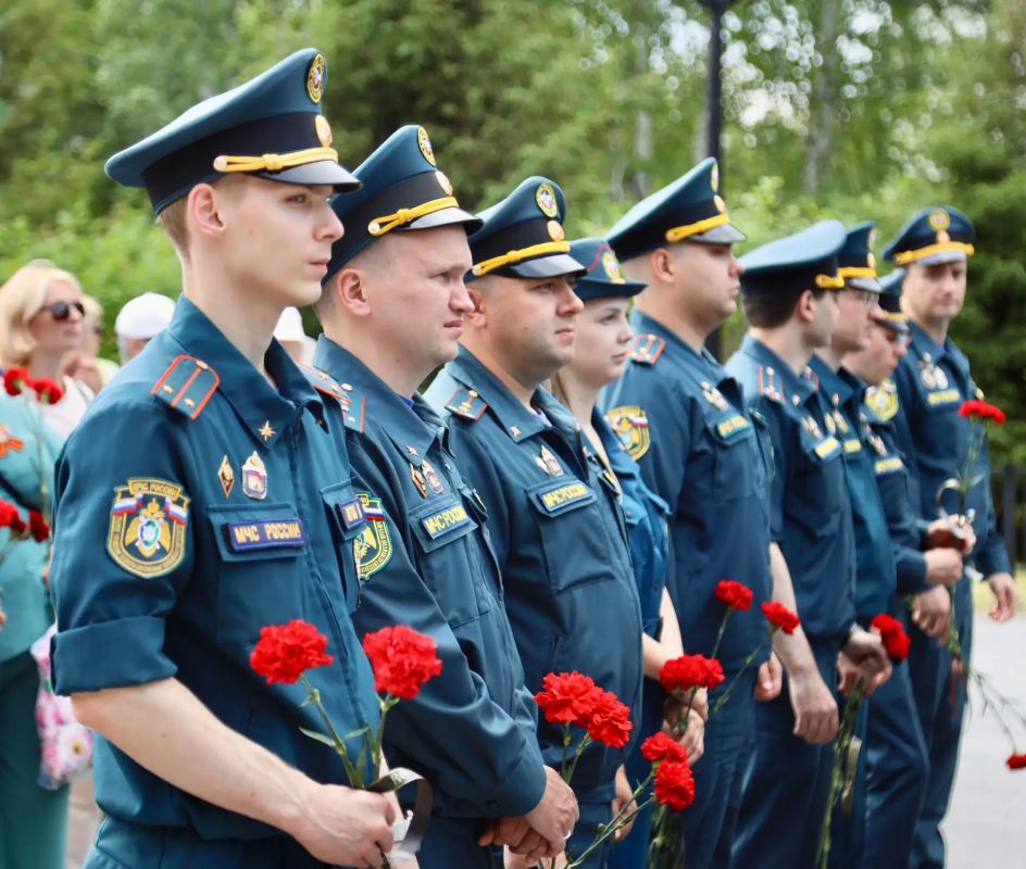 По традиции 22 июня мы приходим к мемориалу «Воинам-землякам, погибшим в годы Великой Отечественной войны 1941–1945 годов», чтобы почтить память героев По традиции 22 июня мы приходим к мемориалу «Воинам-землякам, погибшим в годы Великой Отечественной войны 1941–1945 годов», чтобы почтить память героев