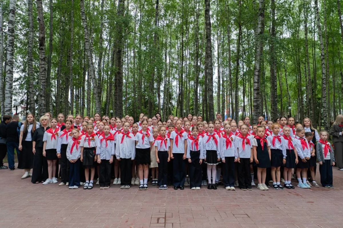 Единороссы Югры в День памяти и скорби почтили память героев Великой Отечественной войны Единороссы Югры в День памяти и скорби почтили память героев Великой Отечественной войны