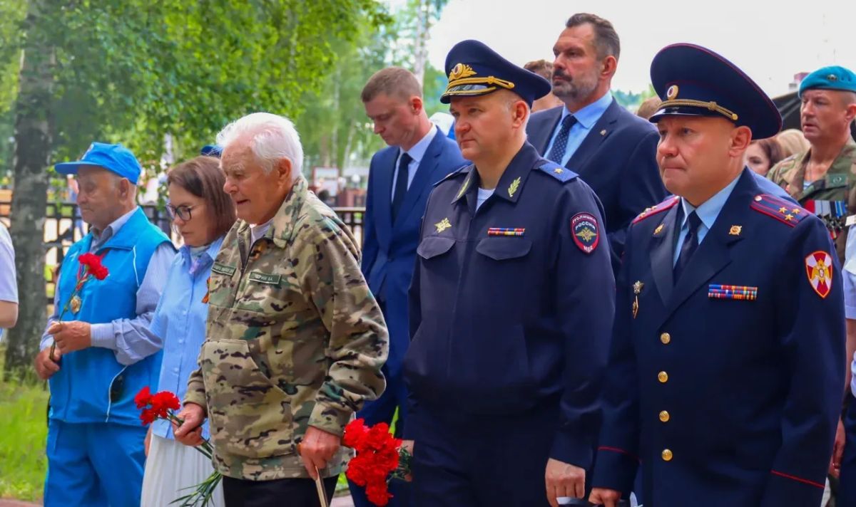 Полицейские Югры и учащиеся полицейских классов ХантыМансийска почтили память павших в Великой Отечественной войне Полицейские Югры и учащиеся полицейских классов ХантыМансийска почтили память павших в Великой Отечественной войне