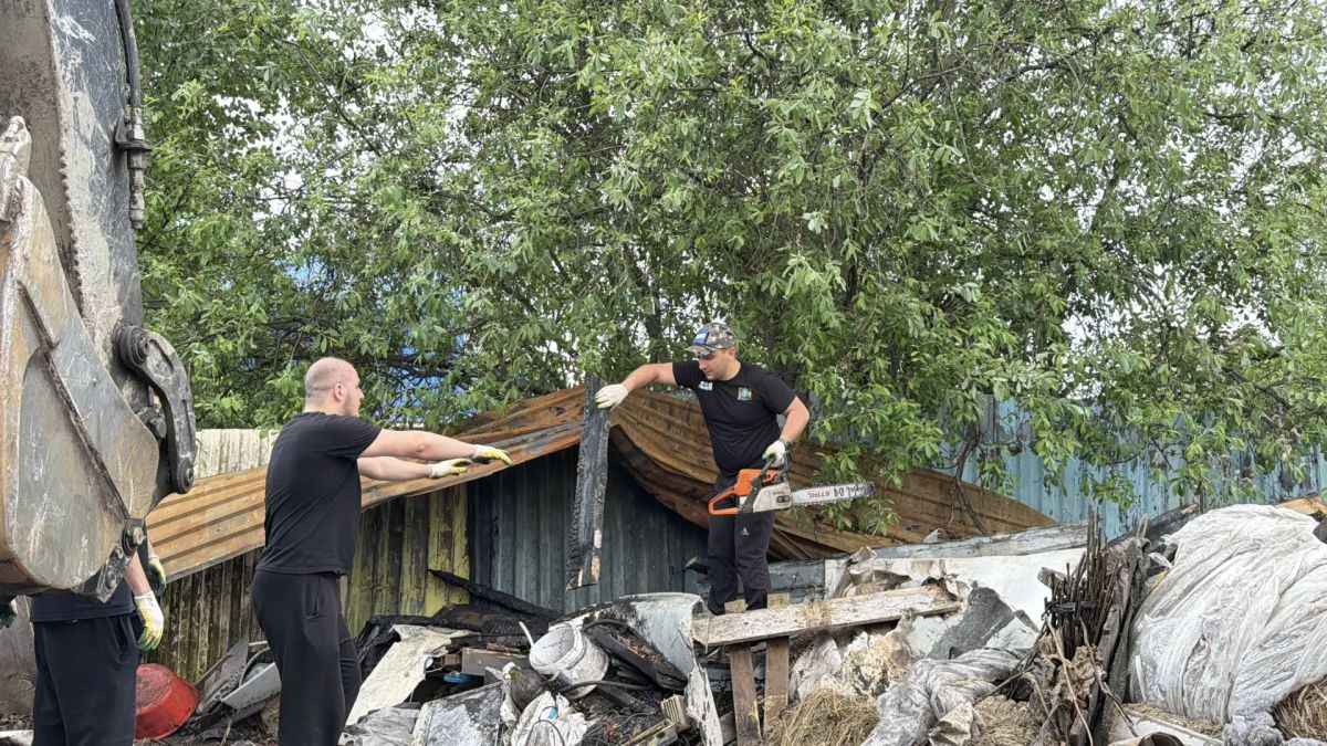 Администрация Сургута совместно с инициативной молодёжью города помогли родственникам семьи, погибшей при пожаре в дачном кооперативе «Прибрежный» Администрация Сургута совместно с инициативной молодёжью города помогли родственникам семьи, погибшей при пожаре в дачном кооперативе «Прибрежный»