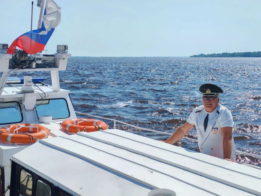 Спасатели Нижневартовска патрулируют акваторию Оби в период половодья Спасатели Нижневартовска патрулируют акваторию Оби в период половодья