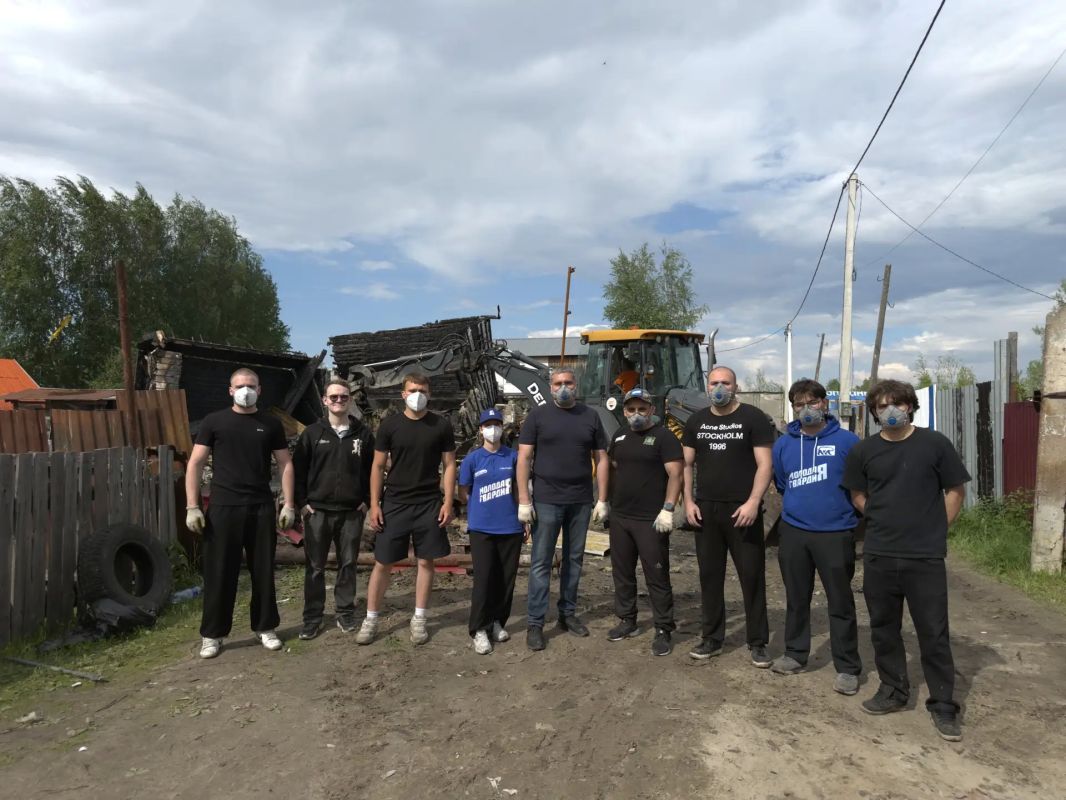 Администрация Сургута совместно с инициативной молодёжью города помогли родственникам семьи, погибшей при пожаре в дачном кооперативе «Прибрежный» Администрация Сургута совместно с инициативной молодёжью города помогли родственникам семьи, погибшей при пожаре в дачном кооперативе «Прибрежный»