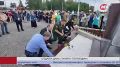 В Сургуте десятки горожан ранним утром собрались на набережной Оби, чтобы отдать дань уважения и памяти жертвам Великой Отечественной войны