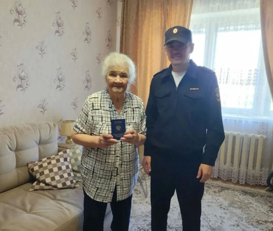 В Радужном полицейские вручили 85-летней гражданке Казахстана вид на жительство в Российской Федерации