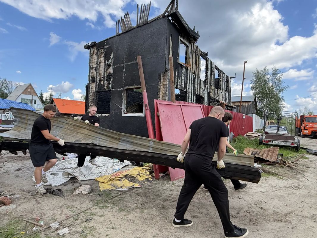 Администрация Сургута совместно с инициативной молодёжью города помогли родственникам семьи, погибшей при пожаре в дачном кооперативе «Прибрежный» Администрация Сургута совместно с инициативной молодёжью города помогли родственникам семьи, погибшей при пожаре в дачном кооперативе «Прибрежный»