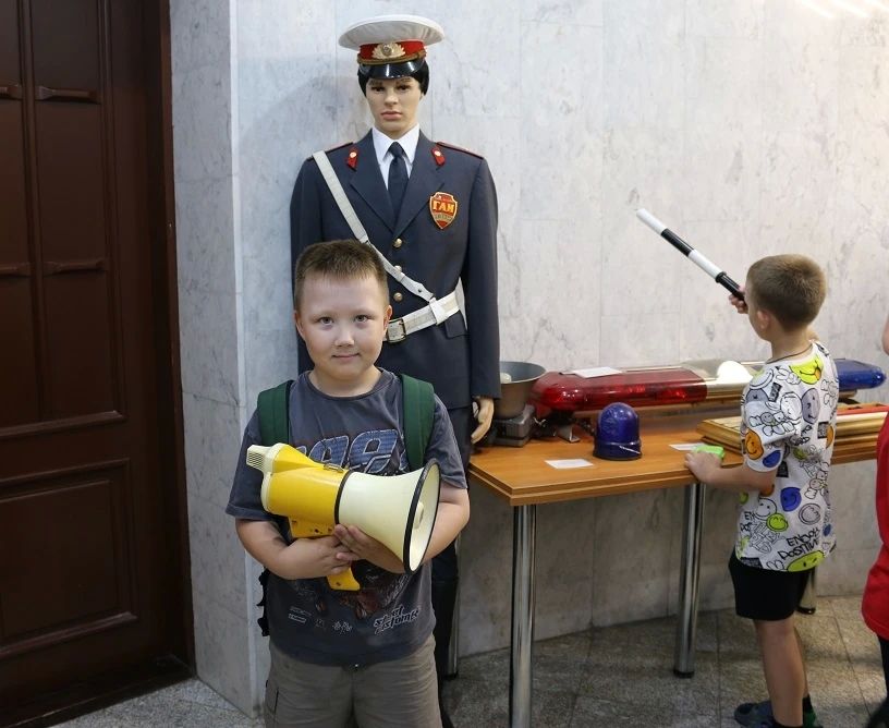В преддверии Дня Госавтоинспекции школьники г. Ханты-Мансийска посетили музей полиции В преддверии Дня Госавтоинспекции школьники г. Ханты-Мансийска посетили музей полиции
