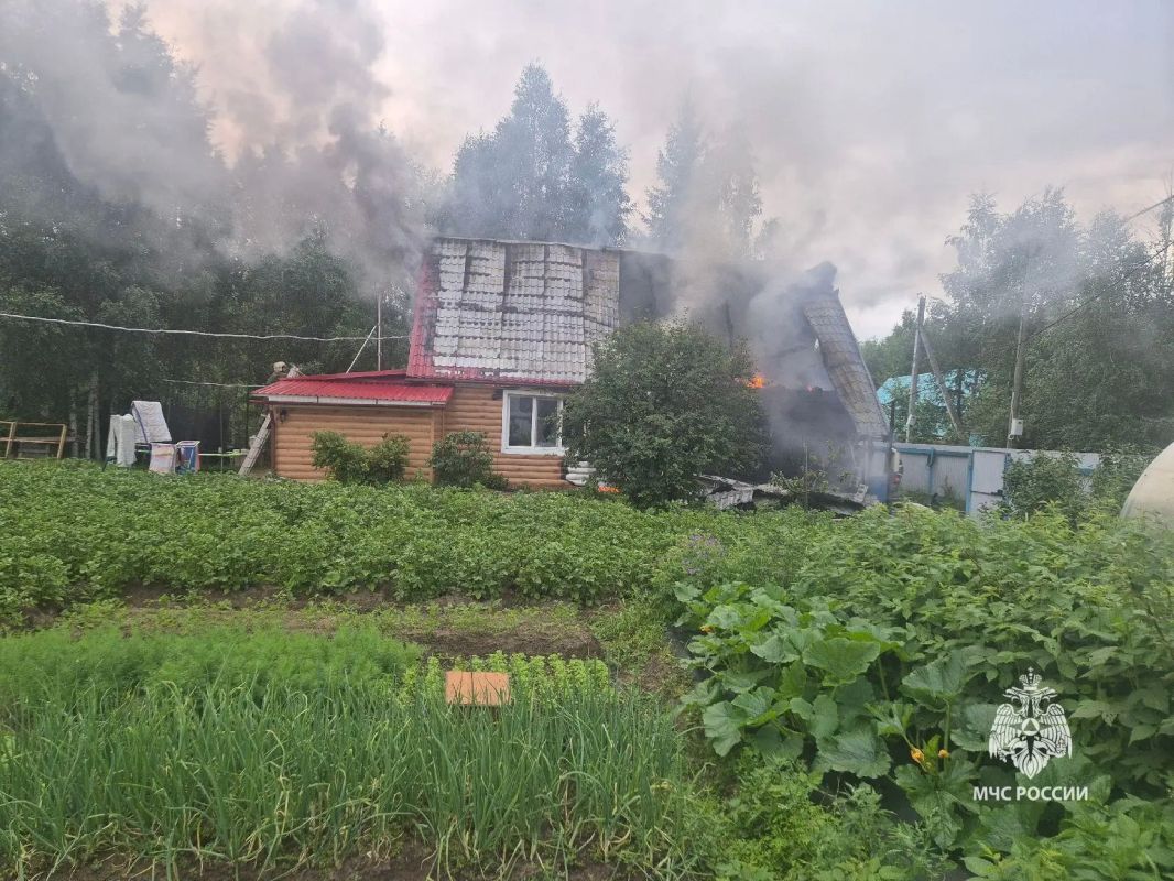 В Нягани пожарные ликвидировали возгорание в одноэтажном дачном доме