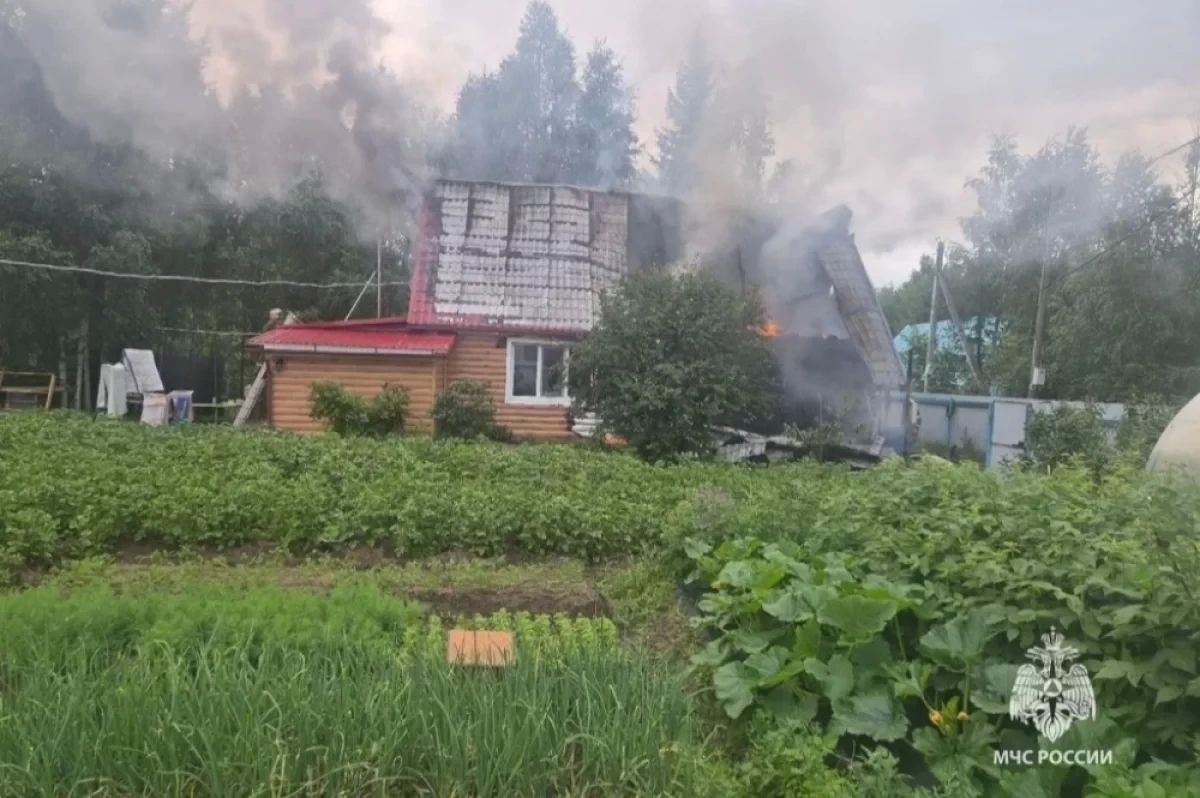 В Нягани сгорел одноэтажный дачный дом