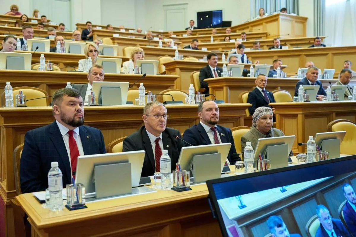 Руслан Кухарук поблагодарил за совместную работу депутатов Думы Югры седьмого созыва, чьи полномочия завершаются в этом году Руслан Кухарук поблагодарил за совместную работу депутатов Думы Югры седьмого созыва, чьи полномочия завершаются в этом году