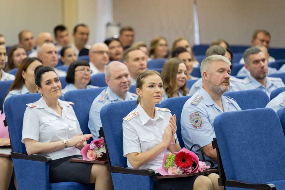 В Югре поздравили сотрудников ГИБДД с 90-летием образования ведомства В Югре поздравили сотрудников ГИБДД с 90-летием образования ведомства
