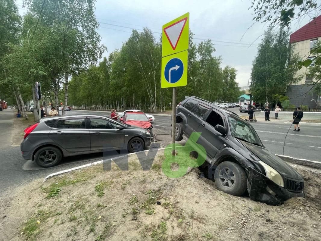 Крузак улетел в кювет. Тройное ДТП у Омской, 12. По словам одного из участников аварии, Ландкрузер выезжал от здания на Победы, 16, снамереваясь пересечь Омскую