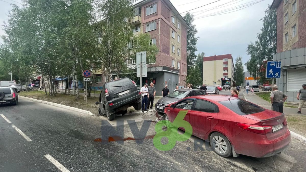Крузак улетел в кювет. Тройное ДТП у Омской, 12. По словам одного из участников аварии, Ландкрузер выезжал от здания на Победы, 16, снамереваясь пересечь Омскую Крузак улетел в кювет. Тройное ДТП у Омской, 12. По словам одного из участников аварии, Ландкрузер выезжал от здания на Победы, 16, снамереваясь пересечь Омскую