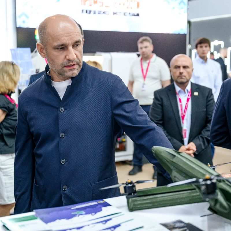 Артем Жога оценил разработки югорских промышленников на «Иннопроме» Артем Жога оценил разработки югорских промышленников на «Иннопроме»