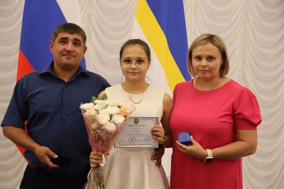 Еще 13 выпускников школ города Нижневартовска получили медаль «За особые успехи в учении» и высший знак школьного отличия «Лучший ученик» Еще 13 выпускников школ города Нижневартовска получили медаль «За особые успехи в учении» и высший знак школьного отличия «Лучший ученик»