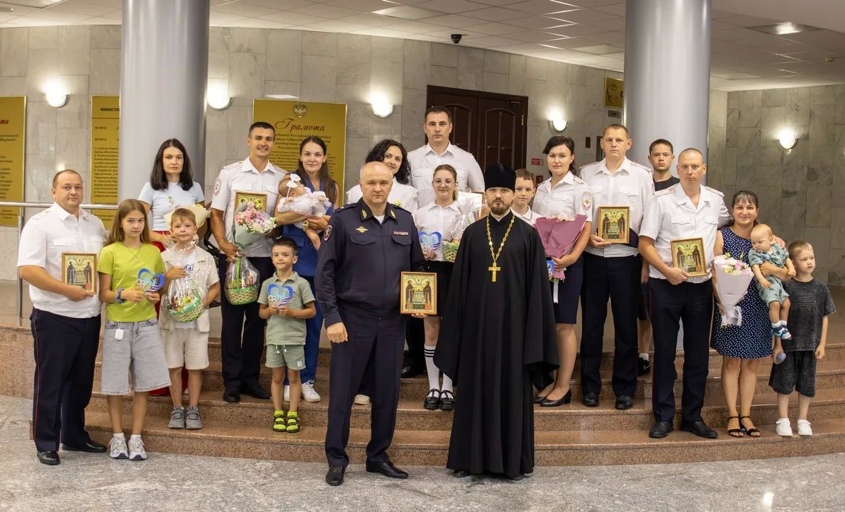 В окружном Управлении югорской полиции состоялось торжественное поздравление семей сотрудников с Днём семьи, любви и верности