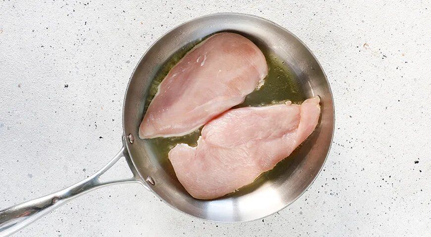 Цезарь с курицей и пекинской капустой: обновленная классика для современного стола