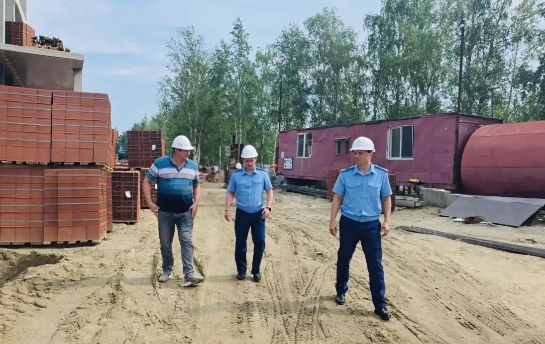 Заместитель прокурора округа Григорий Сухоруков посетил объект незавершенного строительства – участковую больницу в поселке городского типа Приобье Заместитель прокурора округа Григорий Сухоруков посетил объект незавершенного строительства – участковую больницу в поселке городского типа Приобье